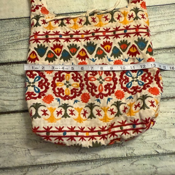 Embroidered colorful pattern crossbody purse. - Picture 3 of 7